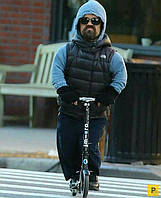 Не зовсім велосипед, але грізне обличчя Пітера Динклэйджа змушує прикрасити цю добірку актором з "Гри престолів"