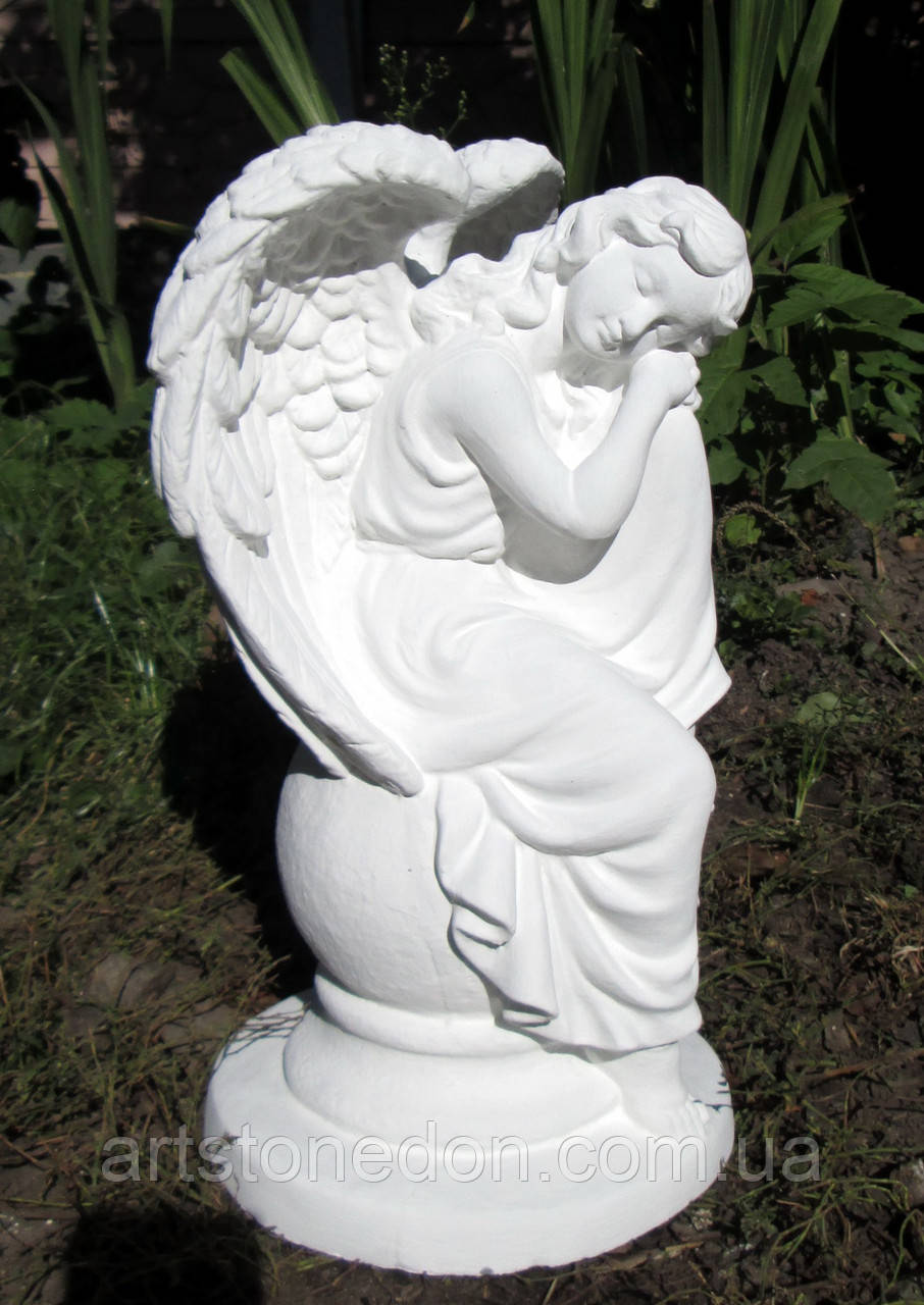 Скульптури ангелів для пам'ятників. Статуетка Ангел, що сидить на кулі з бетону 36 см