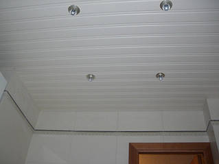 Алюминиевый потолок белого цвета в ванной.