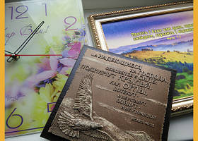 Годинники, картини, речі для декору будинку