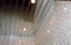 Дзеркальний алюмінієва стеля у ванній.