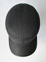 Теплі кепки чорного кольору.