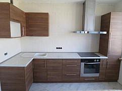 На фото очередная наша работа - кухня Орланда с фасадом из ДСП. Несмотря на всю простоту и минимальную цену изделия - кухня имеет свой ярко выраженный стиль. Цвет - орех Ломбардо. Из дополнительных элементов - стильные длинные ручки.