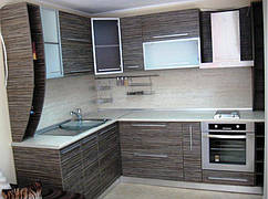 Угловая кухня Орланда с фасадом из ДСП. Корпус и фасад кухни исполнен в декоре Зебрано  светло-бежевое. Все дверцы оклеены пластиковой кромкой,придающей изделию собственный стиль. Для усиления эффекта используються рамочные фасады с матовым стеклом