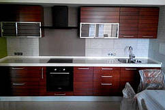 Прямая кухня Галактика. Тип фасада - Линия 70. Фасад  - плёночный МДФ  каштан патина. Стильная и недорогая кухня под размер заказчика. Из дополнительных опций  рамочный фасад-витрина , ручка и подъёмный механизм.