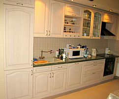 Кухня Луиза. Тип фрезеровки- арка. Цвет - берёза. Благодаря тщательной дизайнерской проработке из довольно простой модели  получилась очень интересная и уютная кухня. Из дополнительных опций - декоративные полки , ручки, карниз с подсветкой.