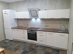 Кухня Лара. Фасад - плёнка белый глянец. В данной модели белая кухня очень эстетично подчёркнута столешницей с текстурой дерева. Из дополнительных опций - специально подобранная металлическая  ручка.