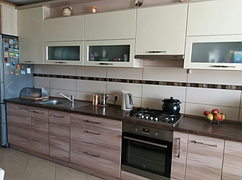 Кухня Лара. Фасад - плёнка, верх белый глянец, низ дуб португальский. В этом проекте верхние и нижние тумбы набора очень хорошо дополняют друг друга. Дополнительный карниз и интересная ручка только подчёркивают изысканность этой модели.