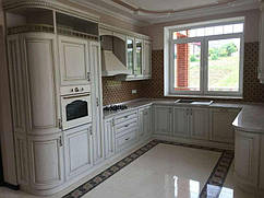 Также интересная дубовая кухня в цвете - слоновая кость. 
Наша компания изготавливает мебель под индивидуальный размер заказчика. В своих работах мы используем широкий набор материалов. Получить детальную  консультацию можно по телефону 097 357 47 4