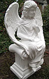 Статуетки ангелів на цвинтарі. Скульптура ангела, що сидить на колоні, 50 см бетон No8, фото 2