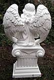 Статуетки ангелів на цвинтарі. Скульптура ангела, що сидить на колоні, 50 см бетон No8, фото 4