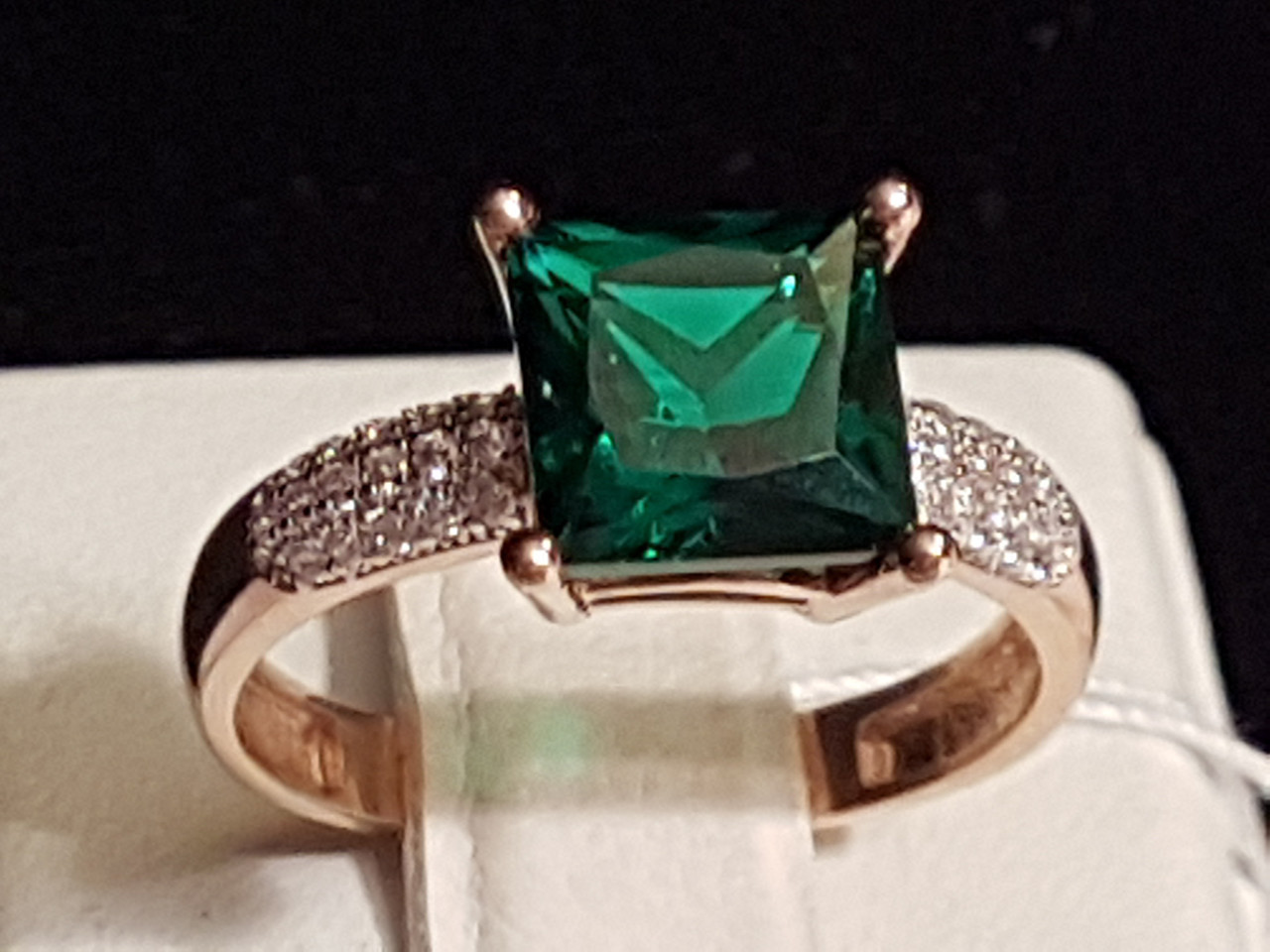 Золоте кільце із зеленим кварцом і фіанітами.  141026ПЗГ 18