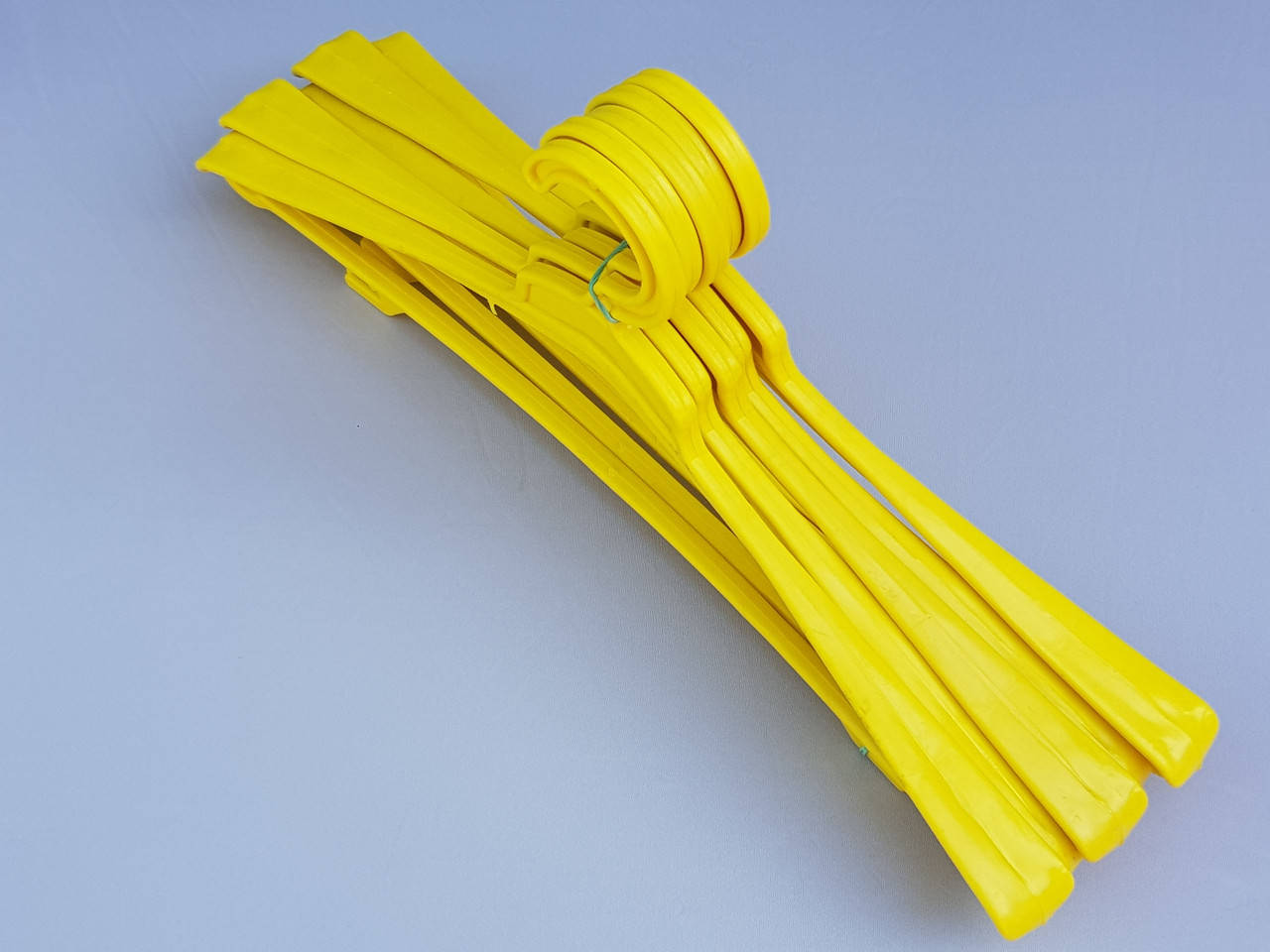 

Плечики вешалки тремпеля ( Гем ), длина 45 см, в упаковке 5 штук желтый