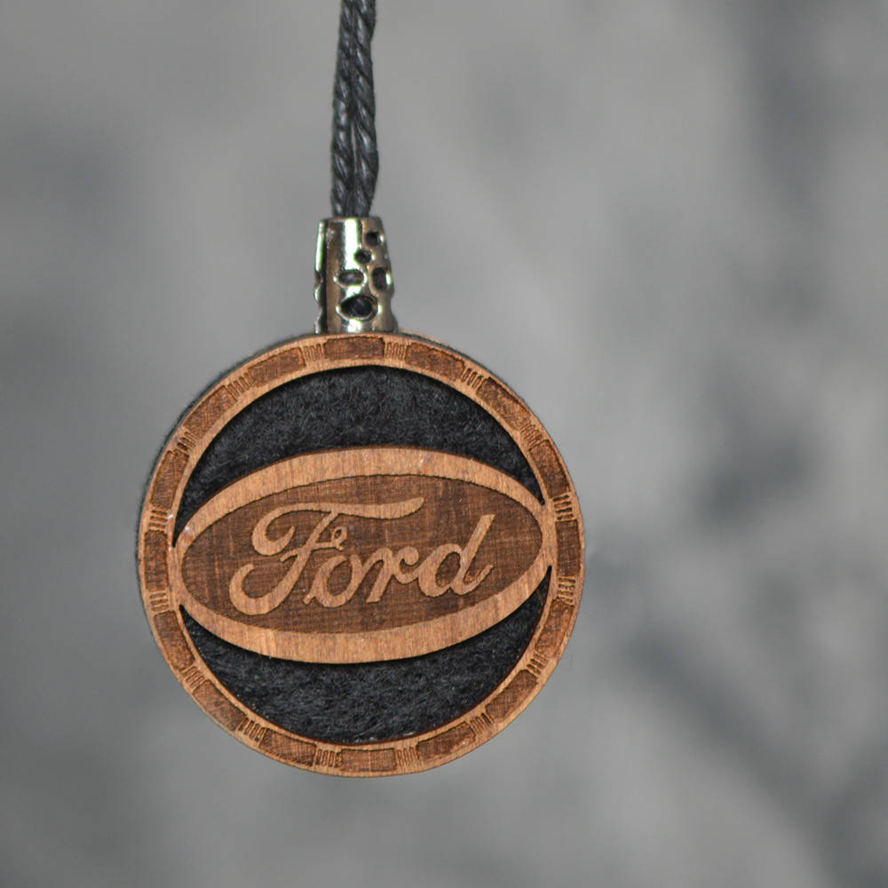 

Ароматизатор деревянный в машину Ford ручной работы, 5 см.