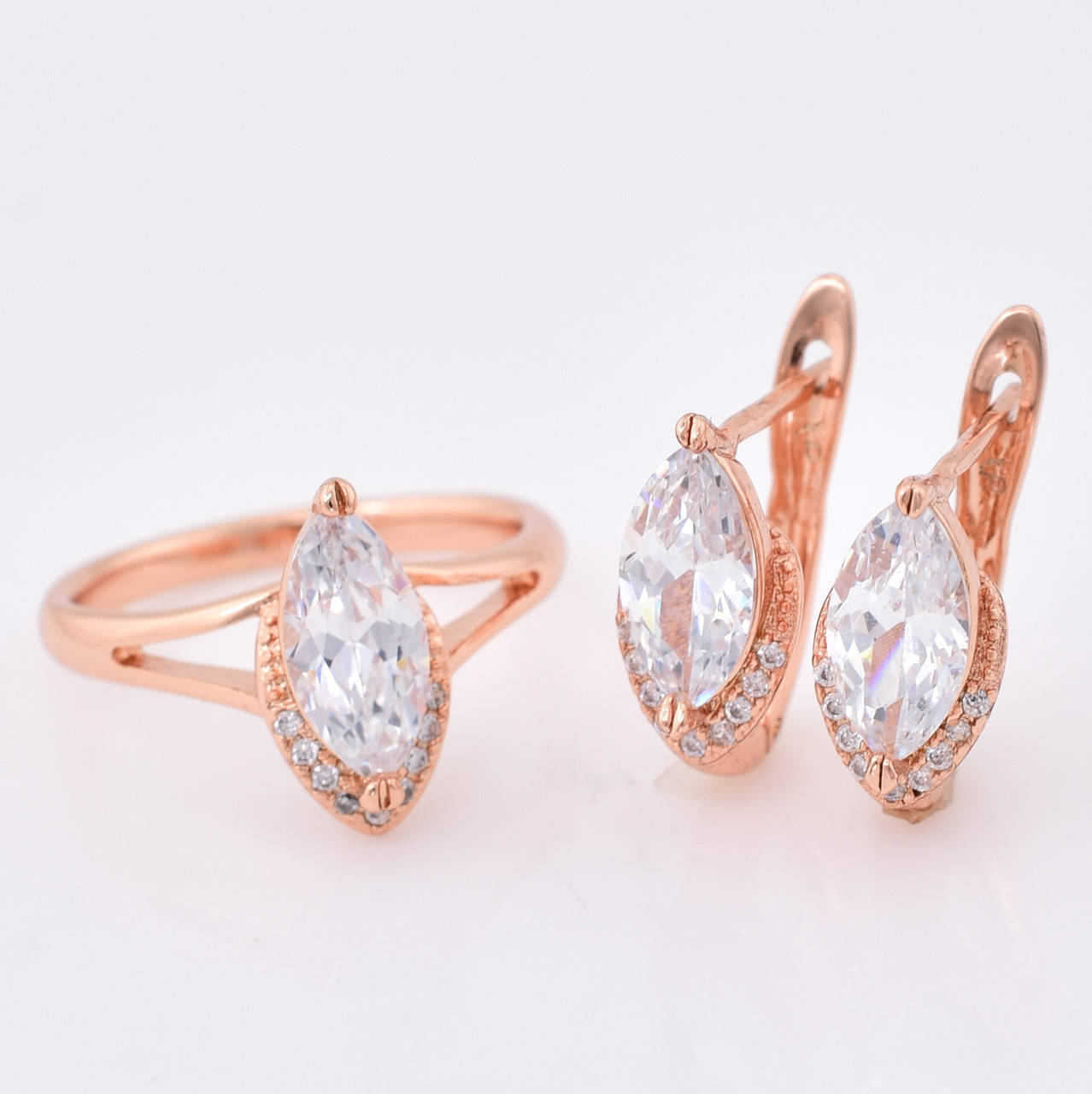 

Набор Xuping R35 кольцо + серьги 15х7 мм белые фианиты позолота РО размер 19