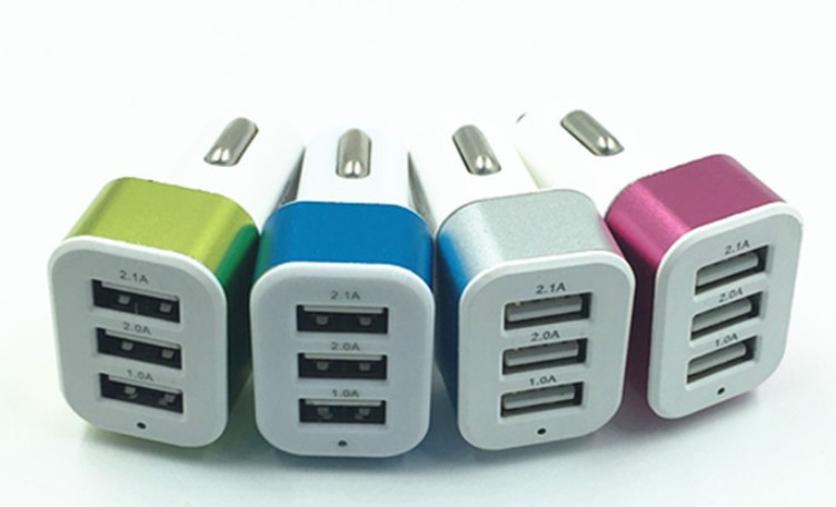 USB прикурювач від 12V 3,1 A на 3 виходи на блістері