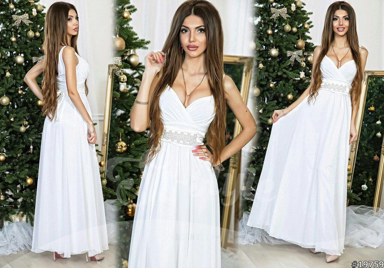 Довге шифонове плаття молочного (айворі) кольору.