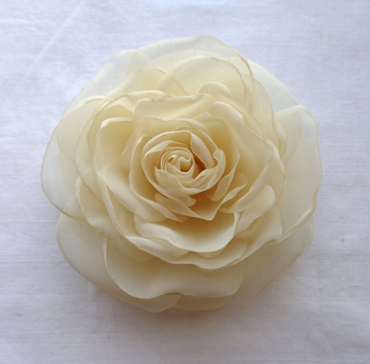 Брошка з тканини ручної роботи "Троянда Айворі"