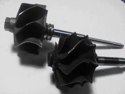 Порушення геометрії колеса турбіни з -за зовнішнього механічного впливу (попадання стороннього предмета з боку випускного колектора двигуна), як наслідок – перевищення допустимого дисбалансу ротора турбокомпресора