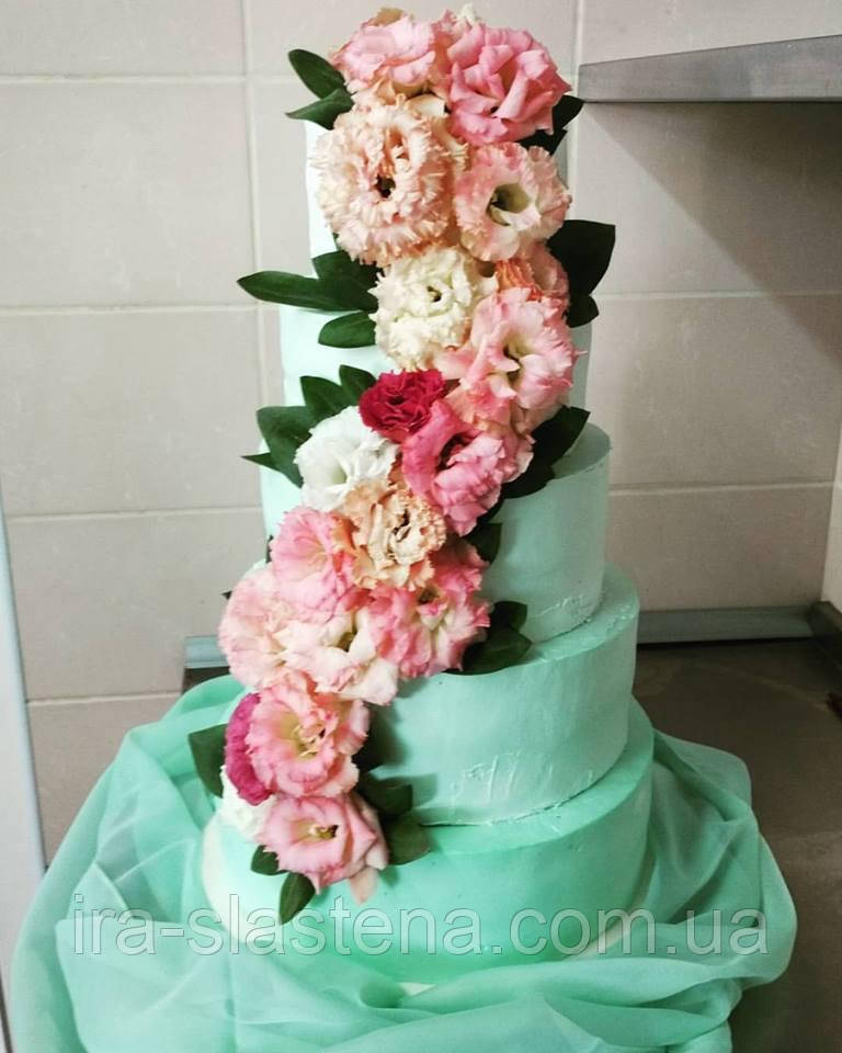 Найкращий весільний торт у м'ятному кольорі з каскадом квітів