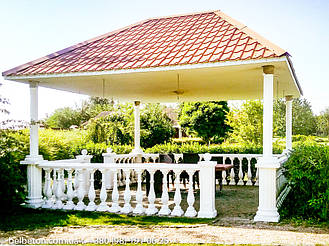 Беседка с белой балюстрадой