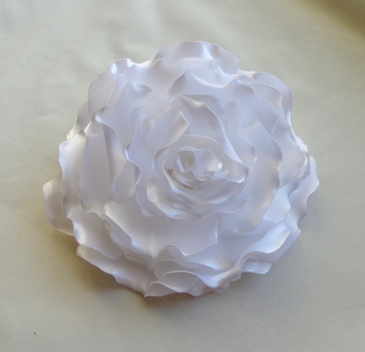 Брошь цветок из ткани ручной работы "Гвоздика белая" - фото 1 - id-p597563400
