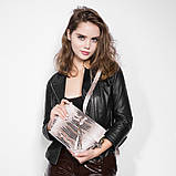 Сумочка жіноча шкіряна з пензликом, крокодиловим принтом і лазерним обробленням (чорна), фото 6