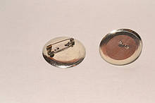 Металева кнопочка + брошка сталевого кольору 3,6 см