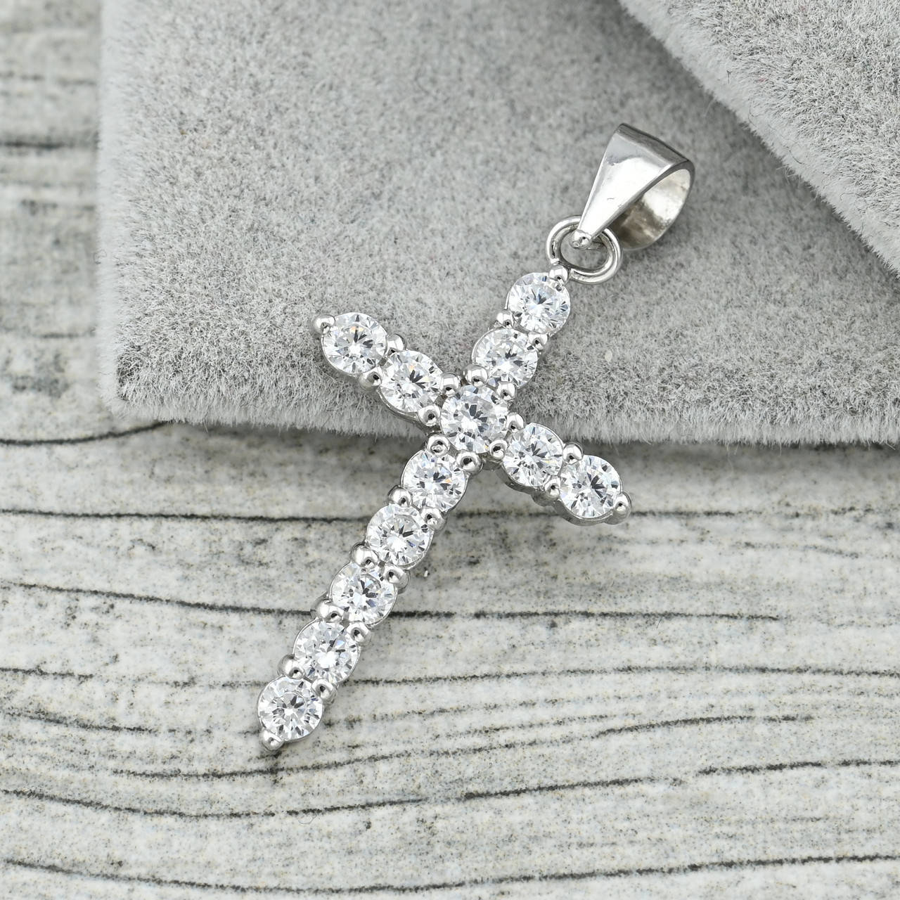 

Серебряный крестик ТС540118 размер 32х15 мм вставка белые фианиты вес 1.9 г