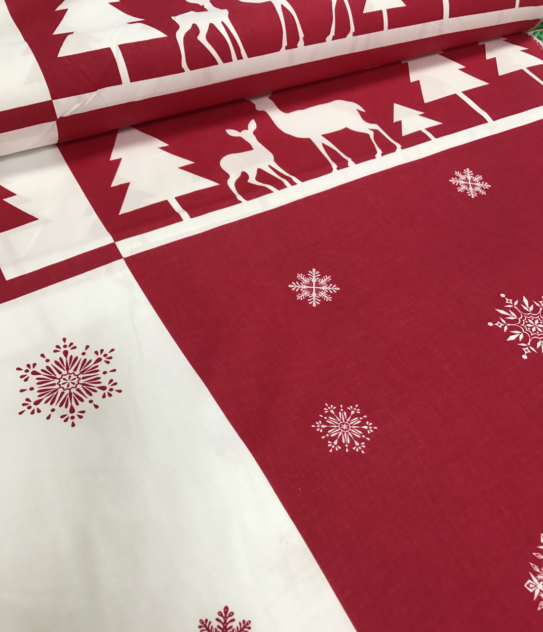 Новогодняя ткань польская олени и снежинки на красно-белом №342