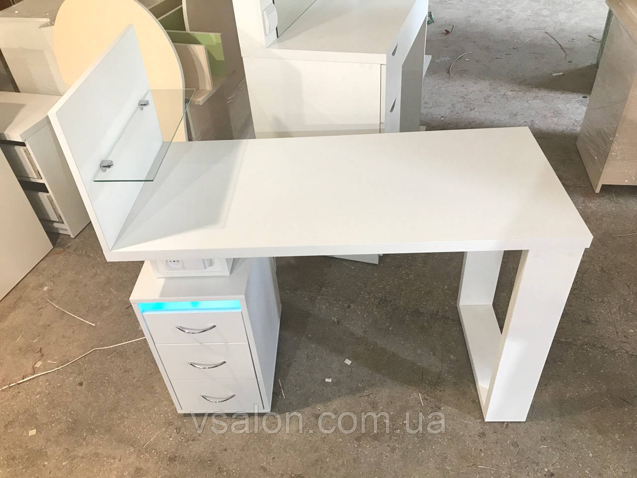 Стіл манікюрний з УФ лампою і розетками V179