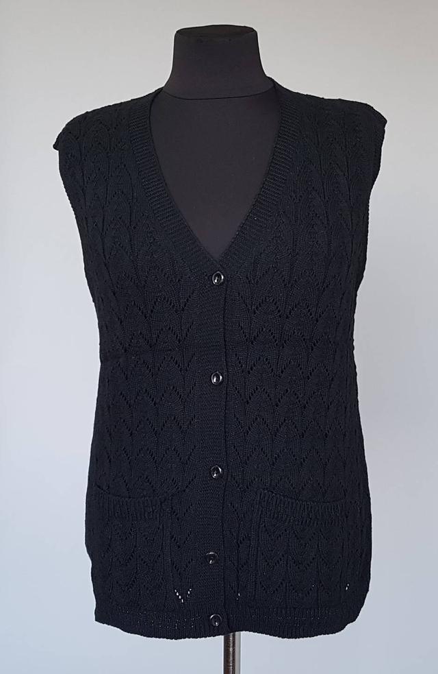 фотографія в'язана жилетка з кишенями, чорного кольору