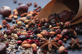 Сухофрукти і горіхи