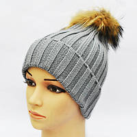 Шапка в'язана для дівчинки з натуральним помпоном із хутра єнота.