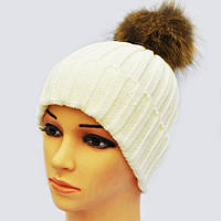 Шапка в'язана для дівчинки з натуральним помпоном із хутра єнота.