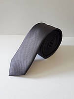 Вузька сіра краватка