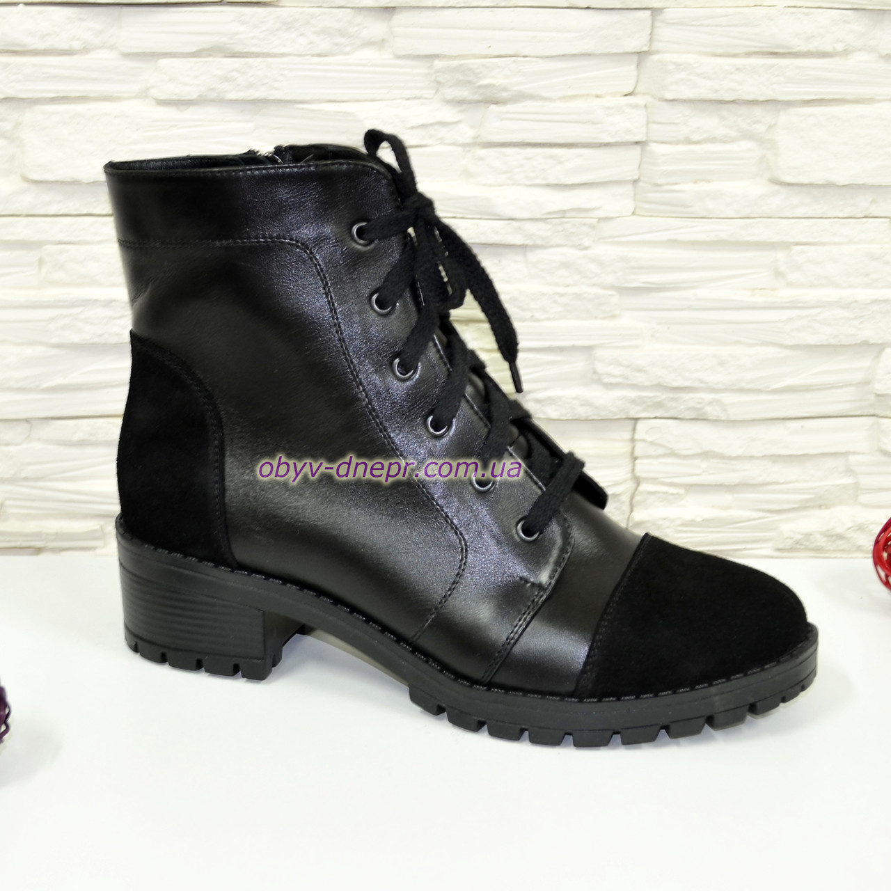 Черевики чорні жіночі шкіряні на стійкому каблуці, декоровані замшевими вставками, фото 1