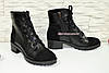 Черевики чорні жіночі шкіряні на стійкому каблуці, декоровані замшевими вставками, фото 2