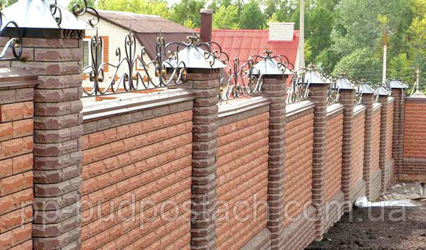 Цегляний паркан, Фундамент