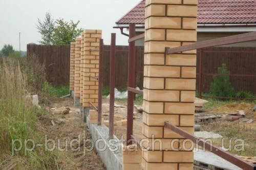 Цегляний паркан, Фундамент