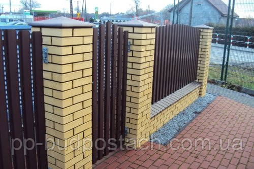 Металевий паркан - універсальне і надійне огородження