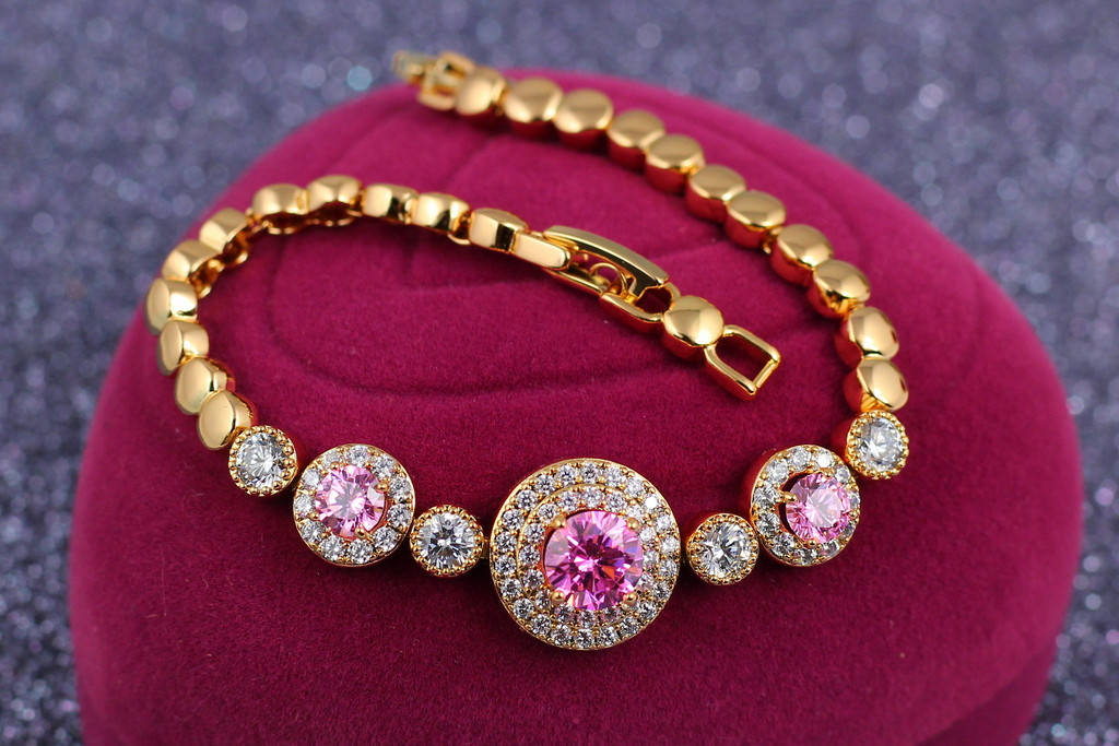 

Браслет Xuping Jewelry с тремя крупными розовыми камнями в ободке из фианитов 17 см 15 мм золотистый