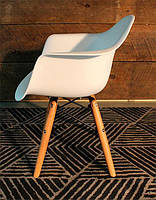 Дитяче крісло AC-0119W Eames DAW Armchair Kids білий пластик, дерев'яні ноги, дизайн Charles & Ray Eames, фото 3