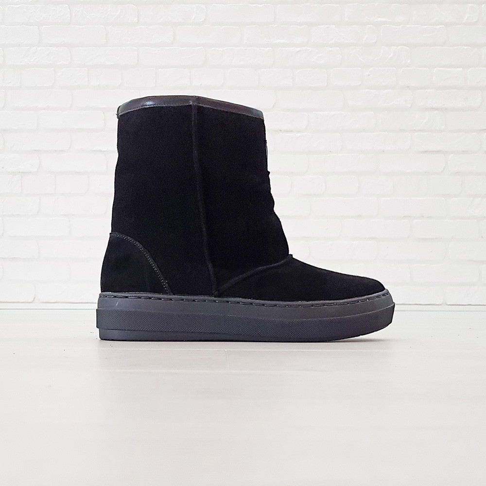 Жіночі замшеві уггі маломірні Woman's heel на хутрі із заокругленим носком