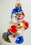 Формова іграшка зі скла Сніговичок із мітлою, фото 2