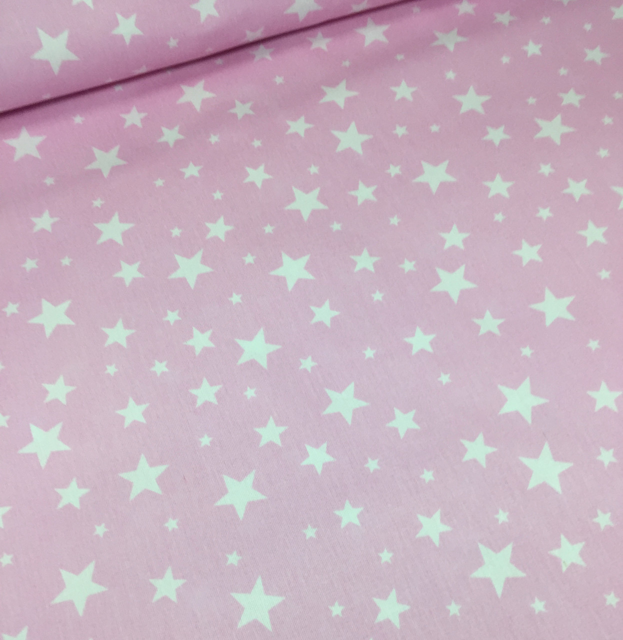 Бавовняна тканина польська зірки білі великі та маленькі на рожевому No383