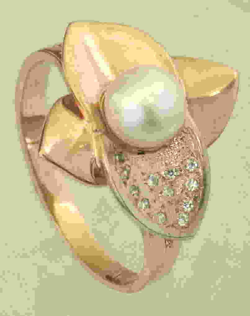 Золотий перстень з перлиною