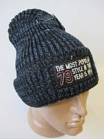 В'язана чоловіча шапка гуртом.