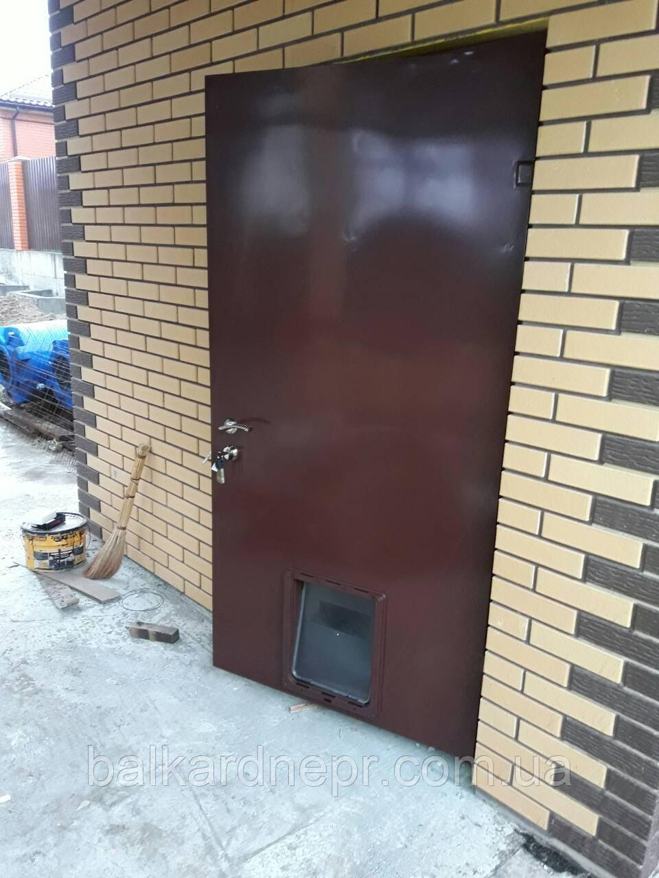 Двери входные с окошком для животных: продажа, цена в Днепре. Двери для ...