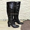 Чорні шкіряні ботфорти на стійкому каблуці, декоровані лакової вставкою, фото 7